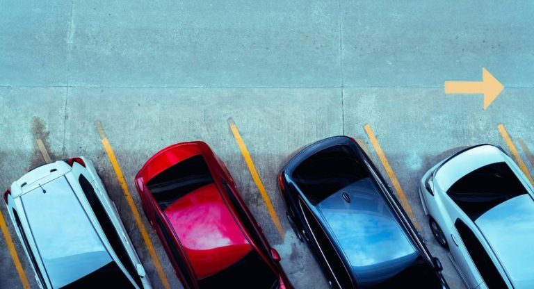 Vue aerienne d'un parking exterieur avec voitures garees